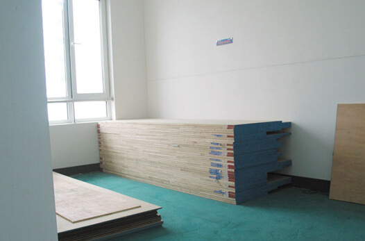 以上圖告知我們裝修材料在施工停工后，要放至干燥的環境