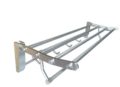 毛巾托要離開地面50cm位置；剛好離洗手池較近